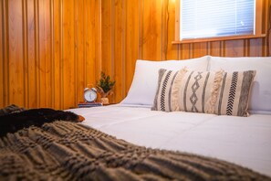 2 bedrooms, desk, WiFi, bed sheets