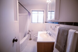 مجففات شعر، مناشف، صابون، شامبو