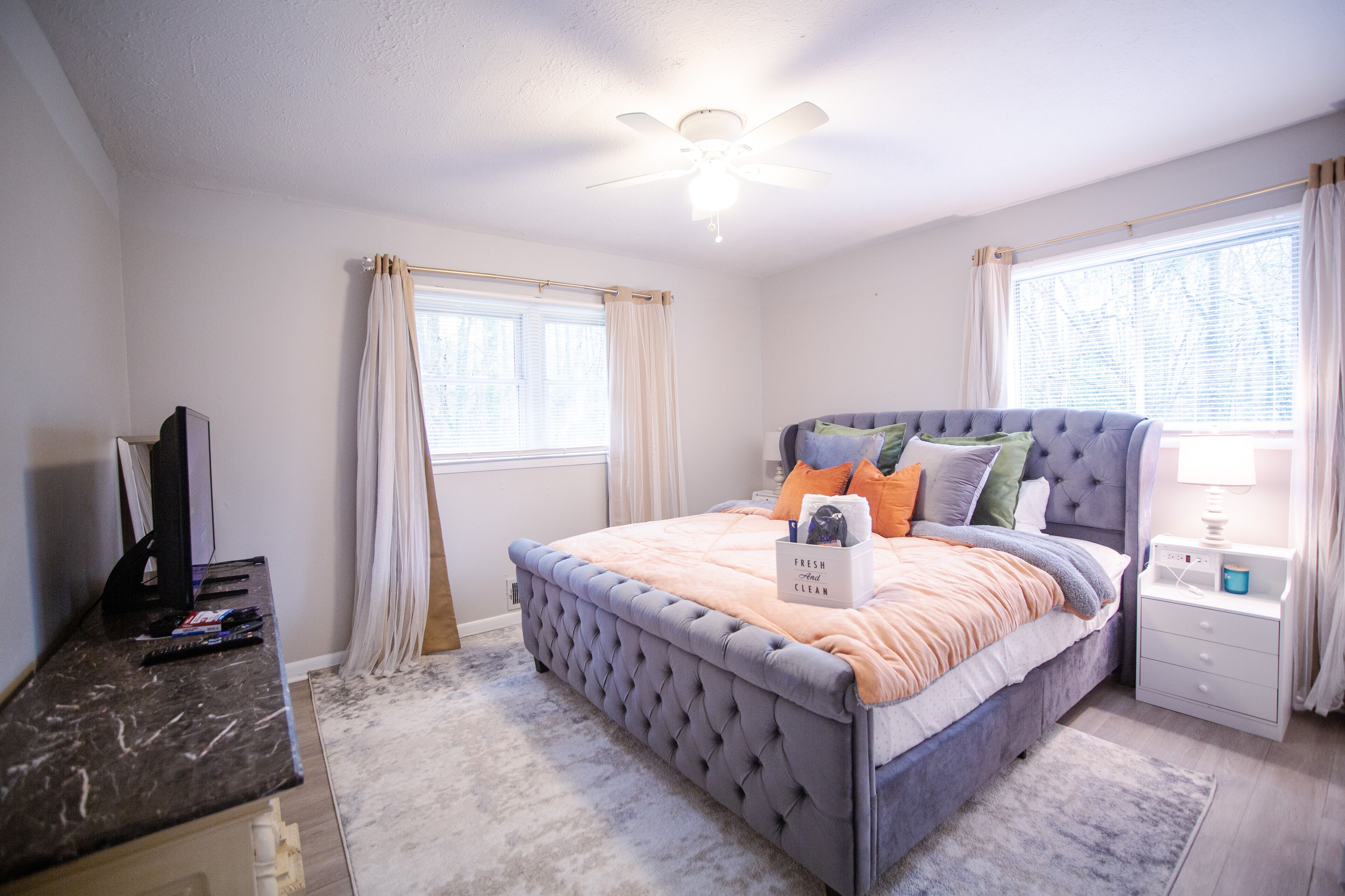 2 bedrooms, desk, iron/ironing board, WiFi