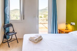 2 habitaciones, tabla de planchar con plancha y ropa de cama 