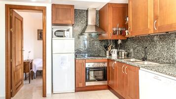 Een koelkast, een magnetron, een oven, een kookplaat