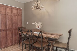 Dining - Lula's Lookout - Pet Friendly, Covered Deck, Gas Grill, 3 Queen Beds - Panoramic Views (Grand Lake)