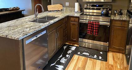 Lula's Lookout - Panoramic Views, Pet Friendly, Covered Deck, Gas Grill, 3 Queen Beds