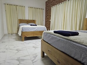 4 bedrooms, iron/ironing board, free WiFi, bed sheets