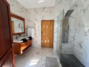 Regadera, amenidades de baño ecológicas, secadora de cabello, toallas