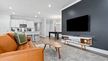 TV connectée, table de tennis de table, livres