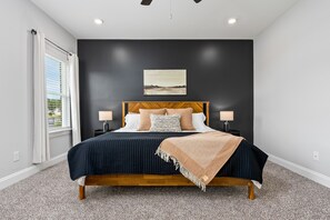 5 habitaciones, escritorio y tabla de planchar con plancha 