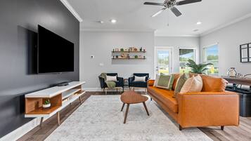 TV connectée, table de tennis de table, livres