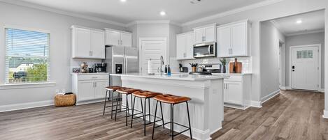 Frigorifero, microonde, forno, piano cottura