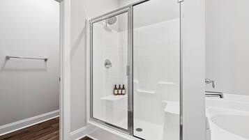 Douche, sèche-cheveux, serviettes fournies, savon