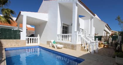 CASA ESPERANZA 2, Ideal house for your holidays near the sea, free wifi, air conditioning optional, private pool, pets allowed, dog’s beach