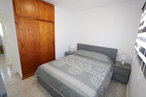 2 slaapkamers, een strijkplank/strijkijzer