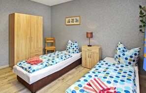 Travel cot, free WiFi, bed sheets