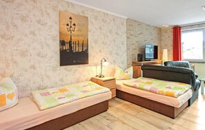 Travel cot, free WiFi, bed sheets