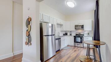 Microondas, horno, parrilla de estufa y lavavajillas