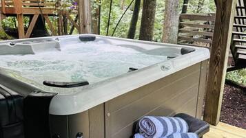 Outdoor spa tub