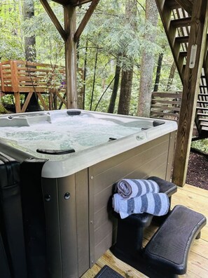 Outdoor spa tub