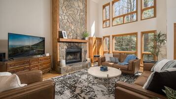 TV connectée, cheminée, jeux vidéo, table de tennis de table