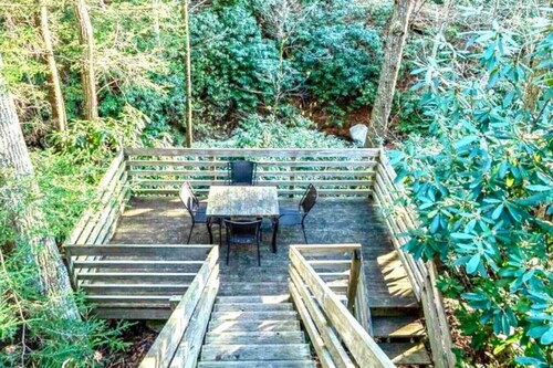 Hot-Tub Retreat • 3 King BR Near Nature