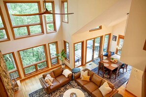 Smart TV, chimenea, videojuegos y tenis de mesa 