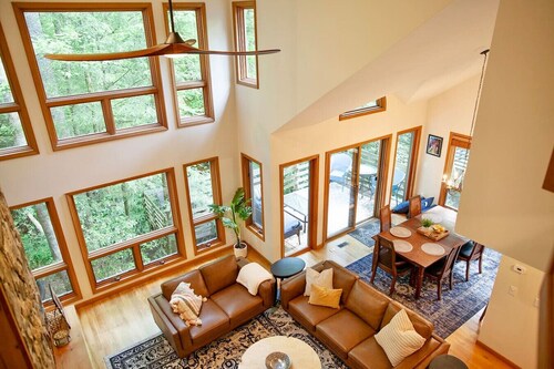 Hot-Tub Retreat • 3 King BR Near Nature