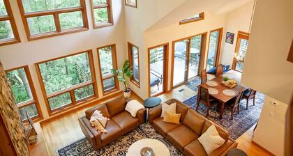 Hot-Tub Retreat âą 3 King BR Near Nature