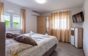 2 bedrooms, travel cot, free WiFi, bed sheets - Pet friendly home in Pula with WiFi (Pula)