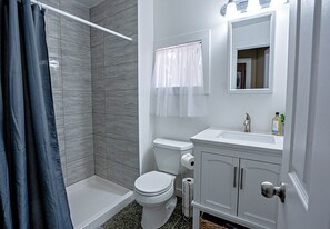 Haartrockner, Handtücher, Seife, Toilettenpapier