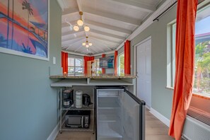 Jääkaappi, mikroaaltouuni, kahvin-/teenkeitin, leivänpaahdin