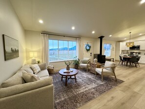 Smart TV - NEW & luxurious! Mountain View Retreat @ the Big Black Barn-near GNP & Wfish, AC (Columbia Falls)
