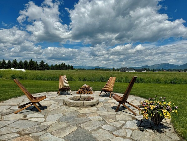 Property grounds - NEW & luxurious! Mountain View Retreat @ the Big Black Barn-near GNP & Wfish, AC (Columbia Falls)
