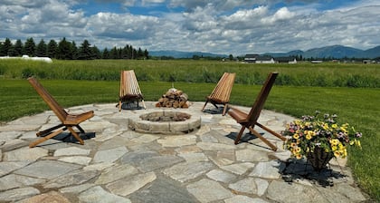 NEW & luxurious! Mountain View Retreat @ the Big Black Barn-near GNP & Wfish, AC