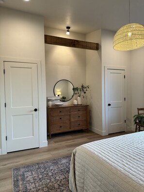 2 bedrooms, travel cot, free WiFi, bed sheets - NEW & luxurious! Mountain View Retreat @ the Big Black Barn-near GNP & Wfish, AC (Columbia Falls)