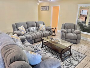 TV connectée, cheminée, table de tennis de table, écrans d'ordinateur