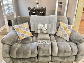 TV connectée, cheminée, table de tennis de table, écrans d'ordinateur