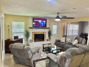 TV connectée, cheminée, table de tennis de table, écrans d'ordinateur