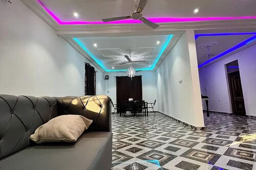 5 Bedroom House Sleeps 12 -Balcony -Hired security