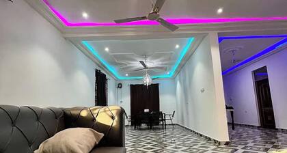5 Bedroom House Sleeps 12 -Balcony -Hired security