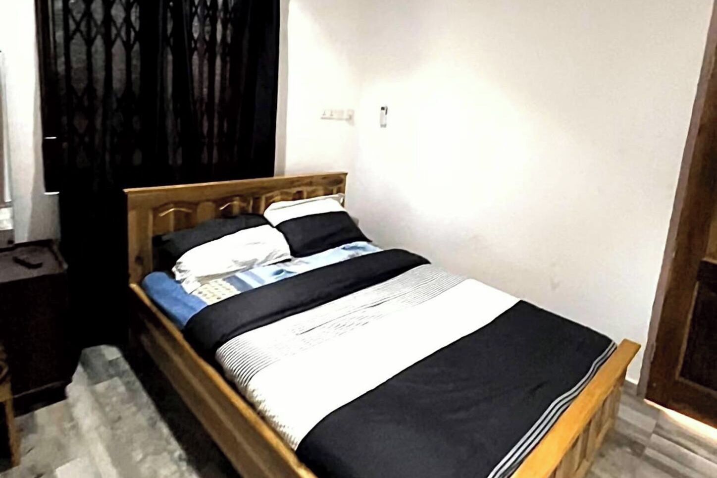 5 bedrooms, iron/ironing board, WiFi, bed sheets