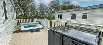 CaravanSleeps6-HotTub-Garden-WaterWonderland