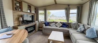 CaravanSleeps6-HotTub-Garden-WaterWonderland
