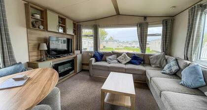 CaravanSleeps6-HotTub-Garden-WaterWonderland