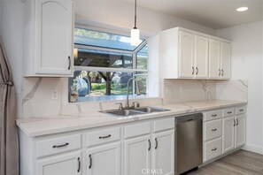 Fridge, microwave, oven, stovetop - Luxury Mountain House Oakhurst, Yosemite! 4 BDR, 2 BTH Near Yosemite & Bass Lake (Oakhurst)