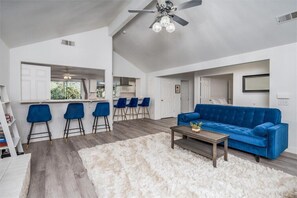 Smart TV, fireplace - Mountain Retreat w/ Hot Tub! 4 BDR, 2 BTH Near Yosemite & Bass Lake! (Oakhurst)