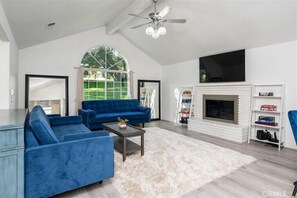 Smart TV, fireplace - Luxury Mountain House Oakhurst, Yosemite! 4 BDR, 2 BTH Near Yosemite & Bass Lake (Oakhurst)