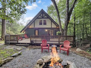 Terrace/patio - Chalet <1 mile from Beech ski resort with large back yard and spring feed creek (Beech Mountain)