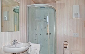 Shower, hair dryer - Nice home in Wandlitz OT Zerpenschl (Wandlitz OT Zerpenschl)