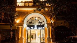 The entrance of Dolce Mia Home, featuring an arched doorway, a welcoming sign, and a car parked outside. - Dolce Mia Home Ninh Binh (Ninh Binh)