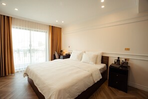 Superior-dobbeltværelse | Minibar, pengeskab på værelset, skrivebord, mørklægningsgardiner