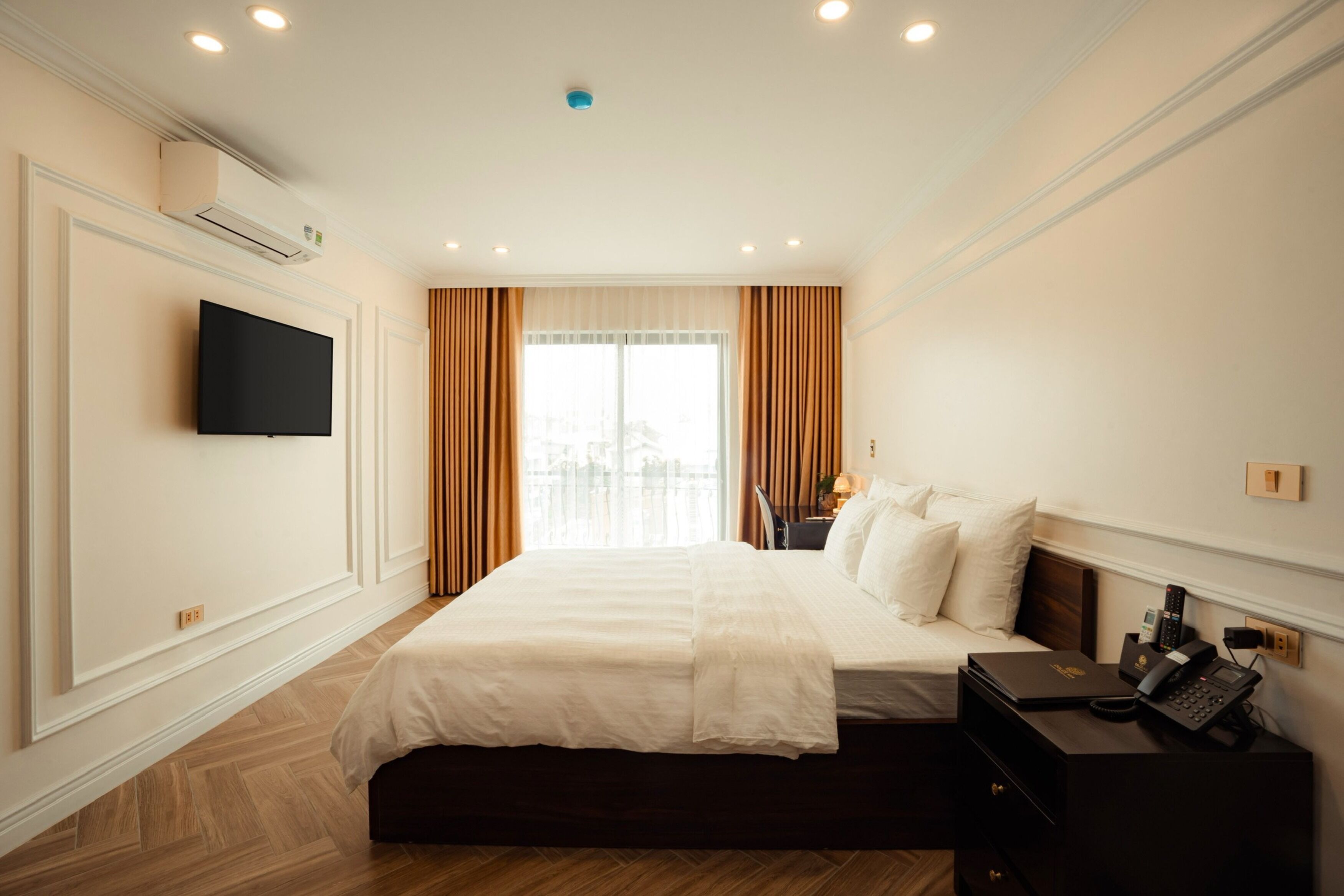 Superior Double Room | Minibar, in-room safe, desk, blackout curtains